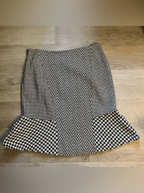 Size 6 Petite Ann Taylor Black and White Houndstooth Panel Mini Skirt